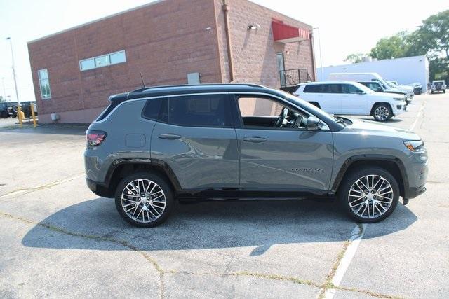 Photo of 2022 Sting Gray Clearcoat Jeep Compass