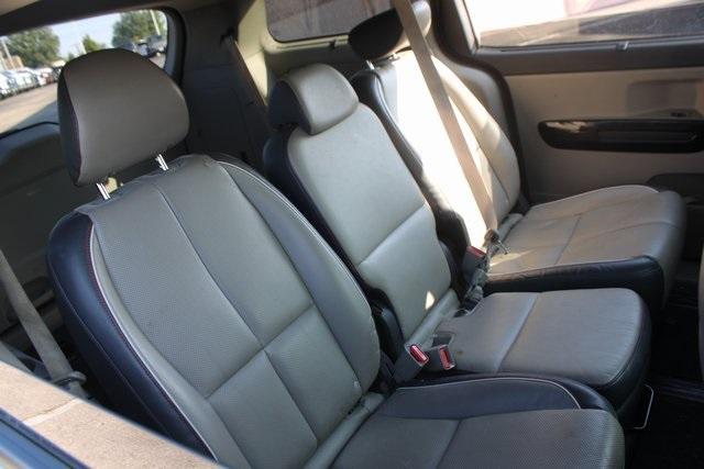 Photo of 2017 Bright Silver Kia Sedona