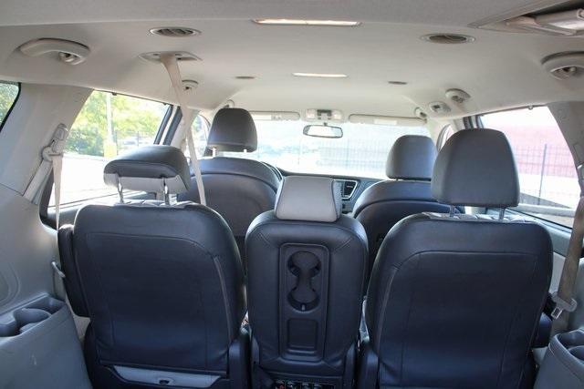 Photo of 2017 Bright Silver Kia Sedona