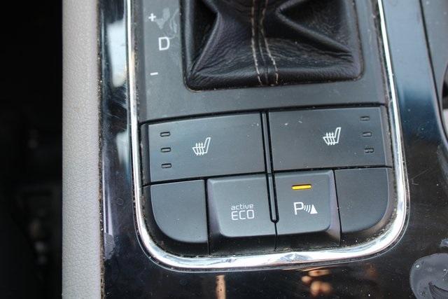 Photo of 2017 Bright Silver Kia Sedona