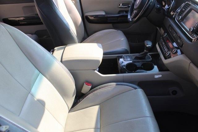 Photo of 2017 Bright Silver Kia Sedona