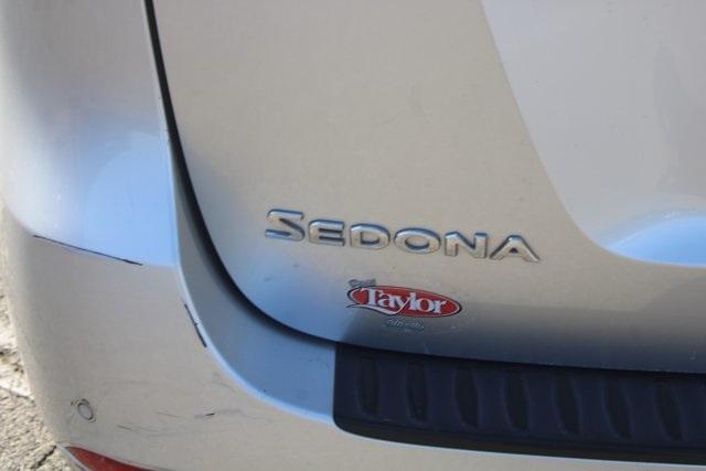 Photo of 2017 Bright Silver Kia Sedona