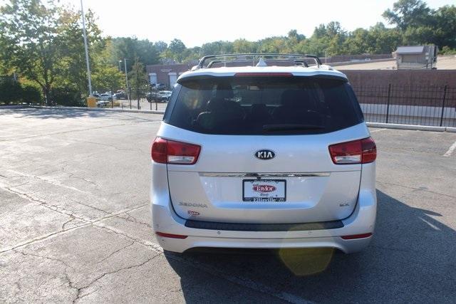 Photo of 2017 Bright Silver Kia Sedona