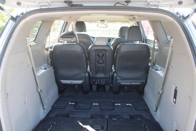 Photo of 2017 Bright Silver Kia Sedona