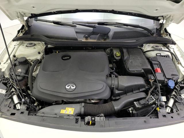 Photo of 2017 White INFINITI QX30
