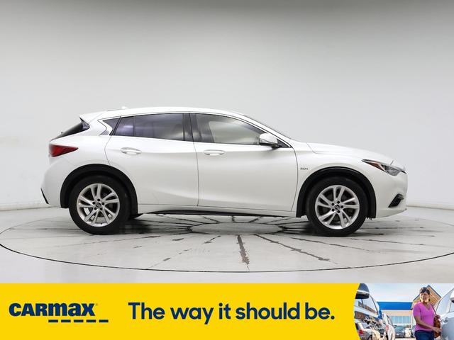Photo of 2017 White INFINITI QX30