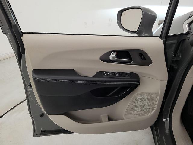 Photo of 2021 Gray Chrysler Pacifica