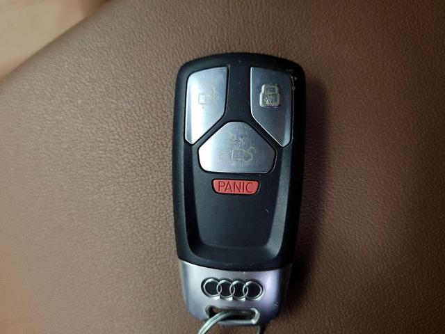 Photo of 2023 White Audi Q5