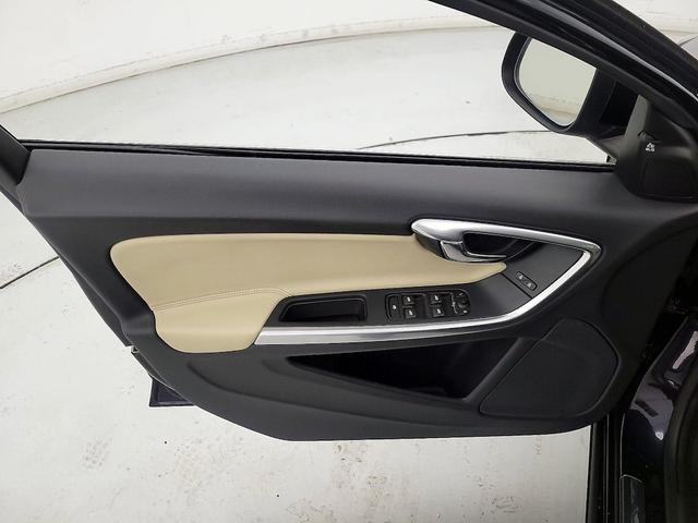 Photo of 2016 Blue Volvo V60