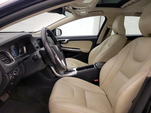 Photo of 2016 Blue Volvo V60