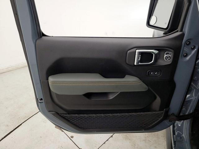 Photo of 2025 Gray Jeep Gladiator