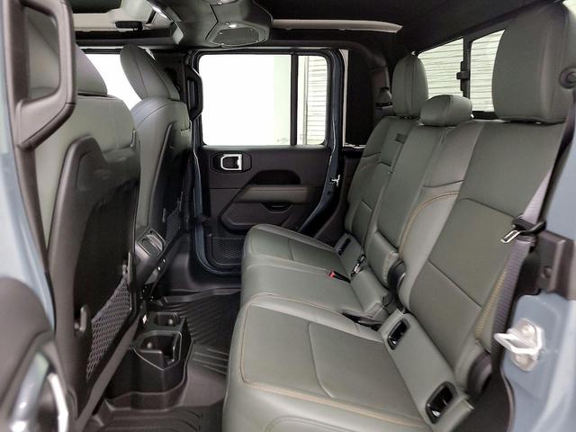 Photo of 2025 Gray Jeep Gladiator