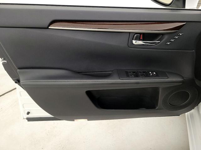 Photo of 2014 White Lexus ES 350