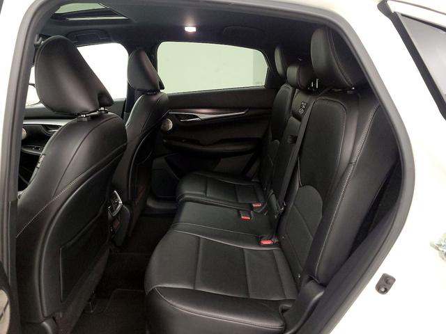 Photo of 2022 White INFINITI QX55