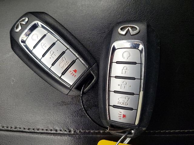 Photo of 2022 White INFINITI QX55