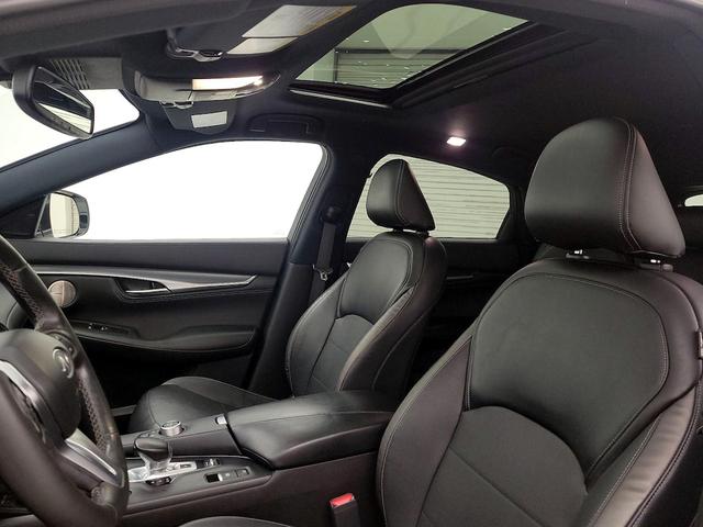 Photo of 2022 White INFINITI QX55
