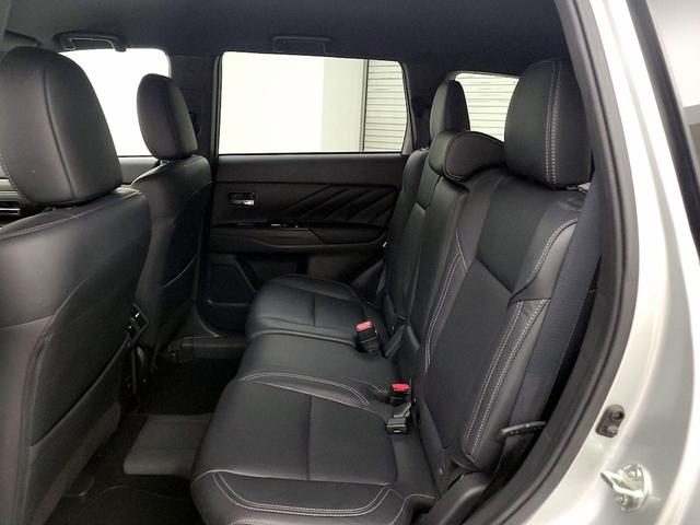 Photo of 2022 Silver Mitsubishi Outlander PHEV