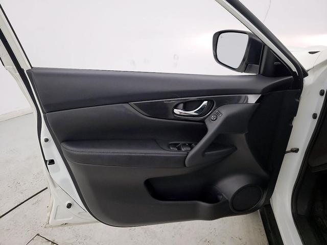 Photo of 2017 White Nissan Rogue