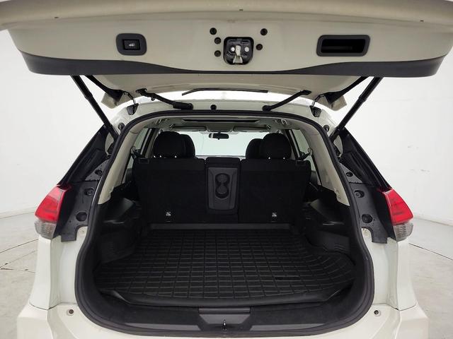Photo of 2017 White Nissan Rogue
