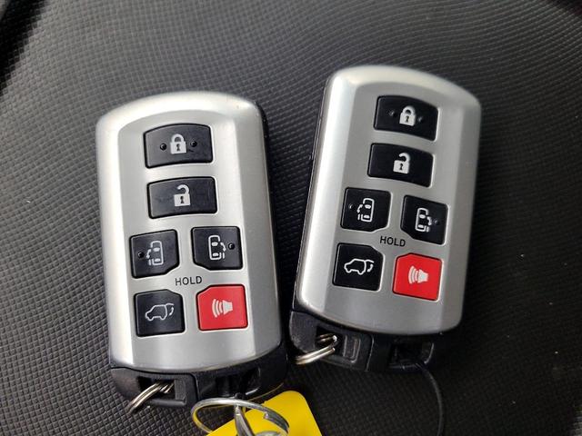 Photo of 2017 Black Toyota Sienna