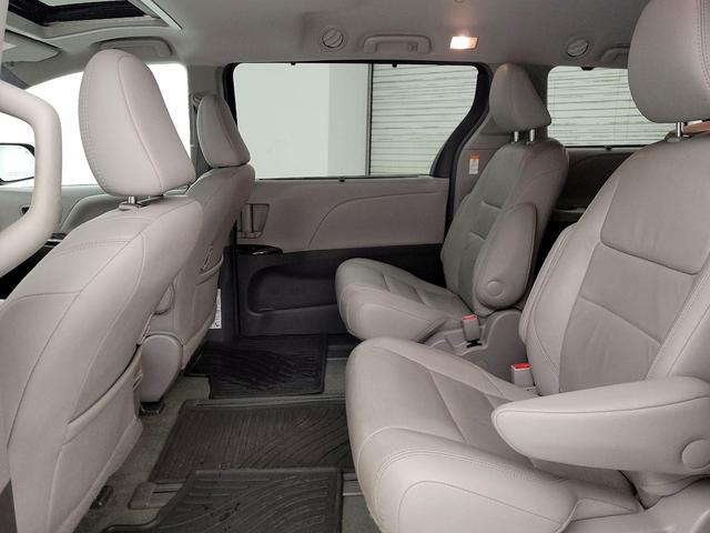 Photo of 2017 Black Toyota Sienna