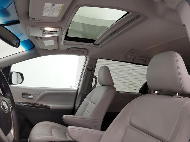 Photo of 2017 Black Toyota Sienna