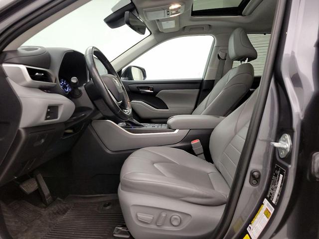 Photo of 2021 Gray Toyota Highlander