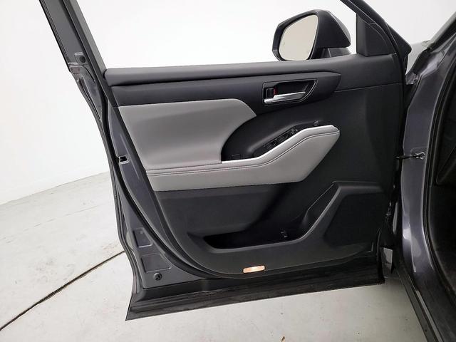 Photo of 2021 Gray Toyota Highlander