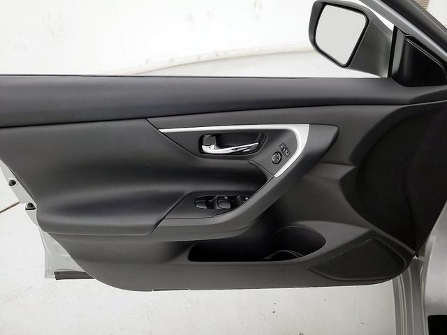 Photo of 2016 Silver Nissan Altima