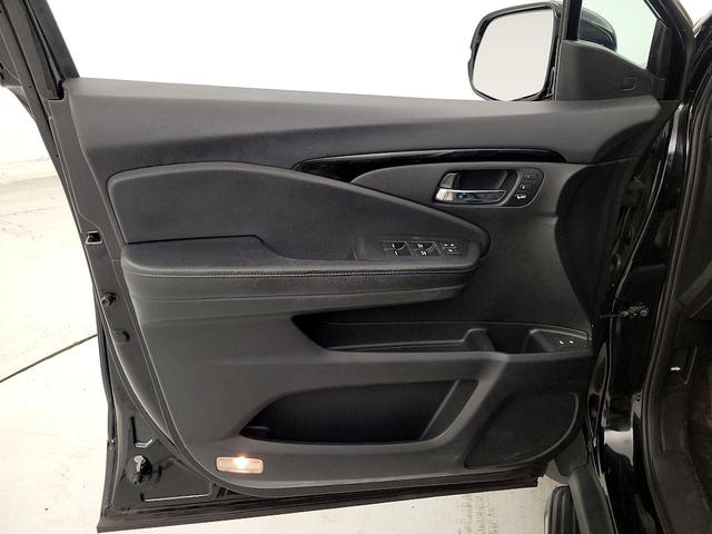 Photo of 2017 Black Honda Pilot