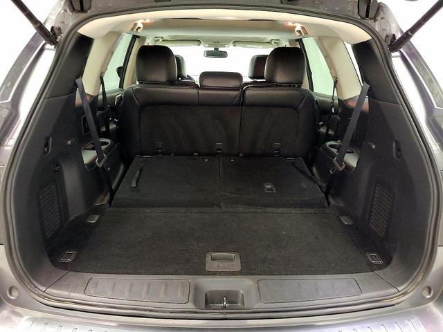 Photo of 2017 Silver Nissan Pathfinder
