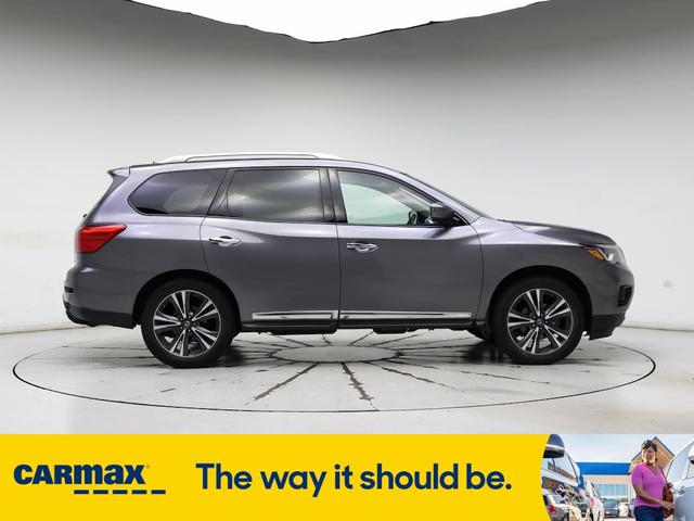 Photo of 2017 Silver Nissan Pathfinder