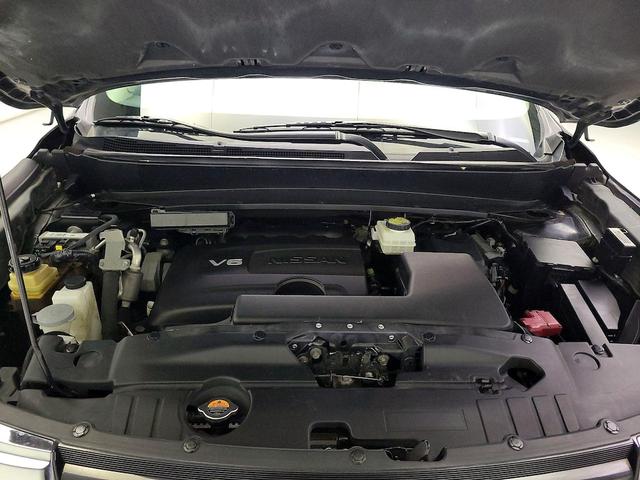 Photo of 2017 Silver Nissan Pathfinder