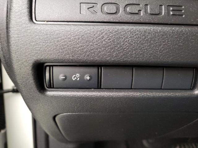 Photo of 2022 White Nissan Rogue
