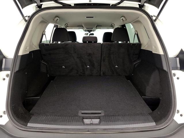 Photo of 2022 White Nissan Rogue