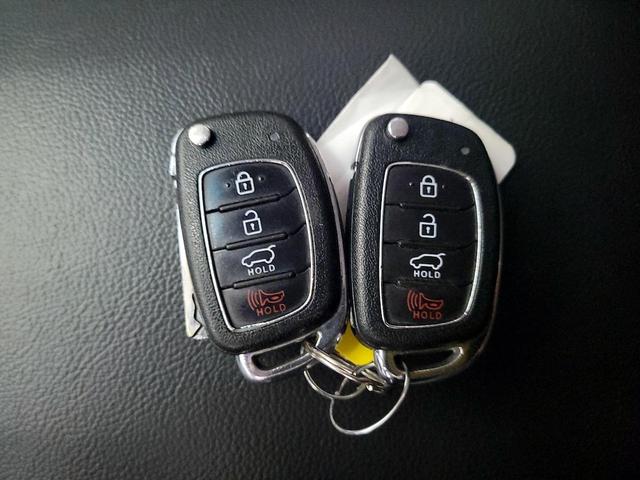 Photo of 2018 White Hyundai SANTA FE