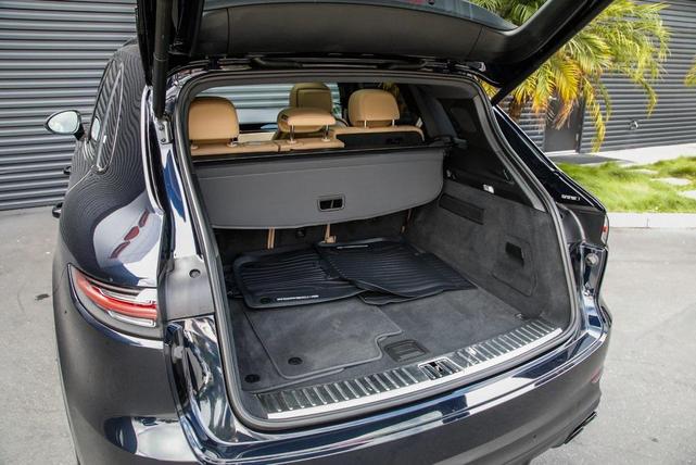 Photo of 2023 Moonlight Blue Metallic Porsche Cayenne