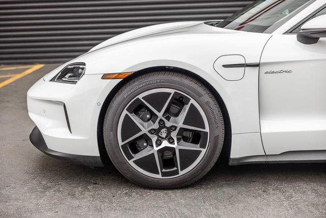 Photo of 2025 0q0q Porsche Taycan
