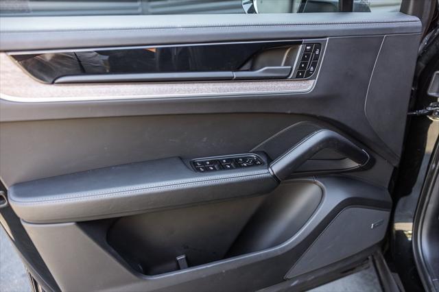 Photo of 2024 Chromite Black Metallic Porsche Cayenne