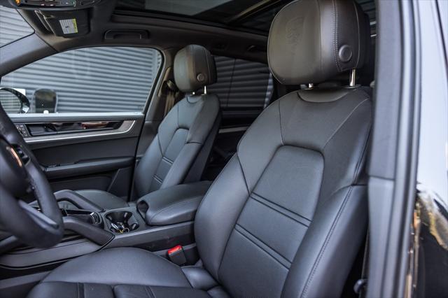 Photo of 2024 Chromite Black Metallic Porsche Cayenne