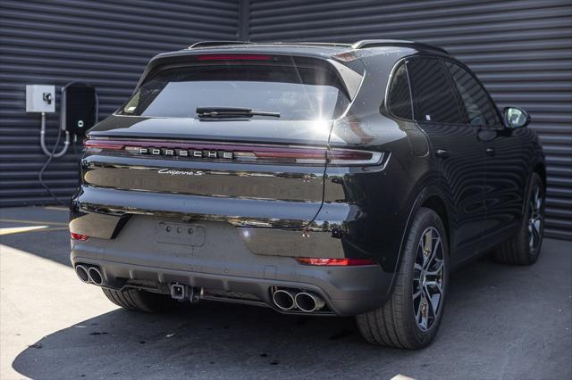 Photo of 2024 Chromite Black Metallic Porsche Cayenne