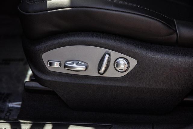 Photo of 2025 Gentian Blue Metallic Porsche Macan