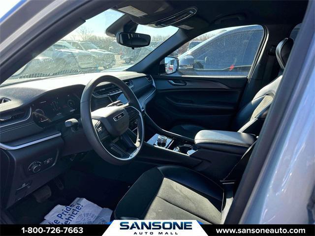 Photo of 2023 Silver Zynith Jeep Grand Cherokee L