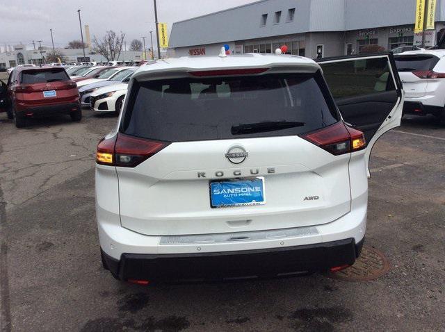 Photo of 2025 White Pearl Nissan Rogue