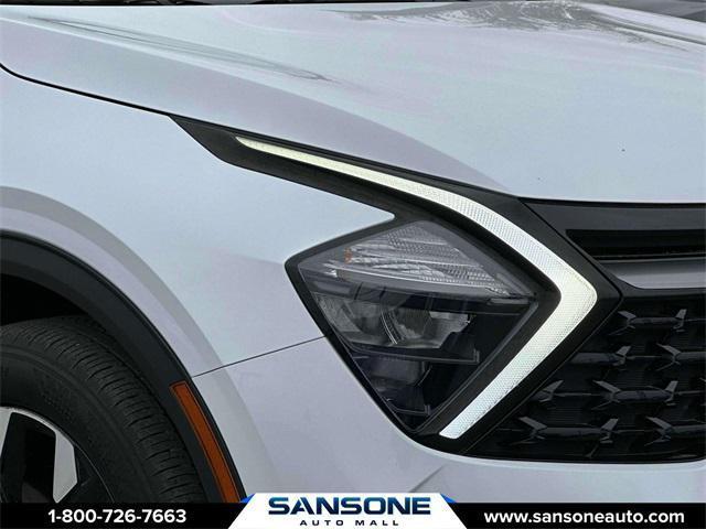 Photo of 2023 Glacial White Pearl Kia Sportage