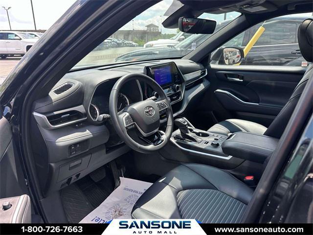 Photo of 2023 Midnight Black Toyota Highlander