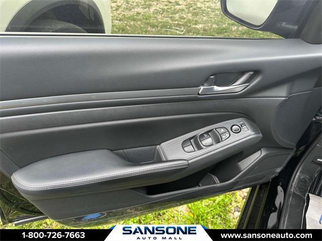 Photo of 2022 Super Black Clearcoat Nissan Altima