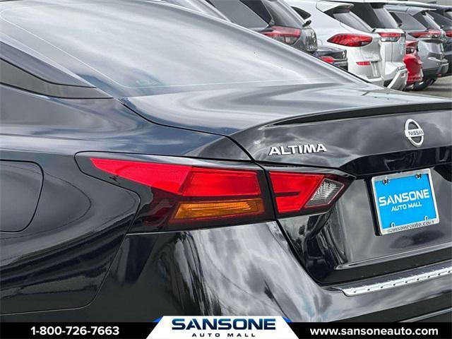Photo of 2022 Super Black Clearcoat Nissan Altima