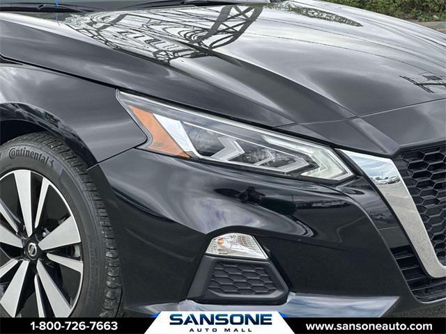 Photo of 2022 Super Black Clearcoat Nissan Altima