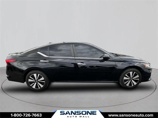 Photo of 2022 Super Black Clearcoat Nissan Altima